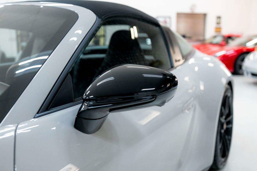 Porsche 992 Carrera 4 GTS