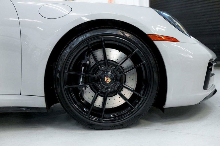 Porsche 992 Carrera 4 GTS