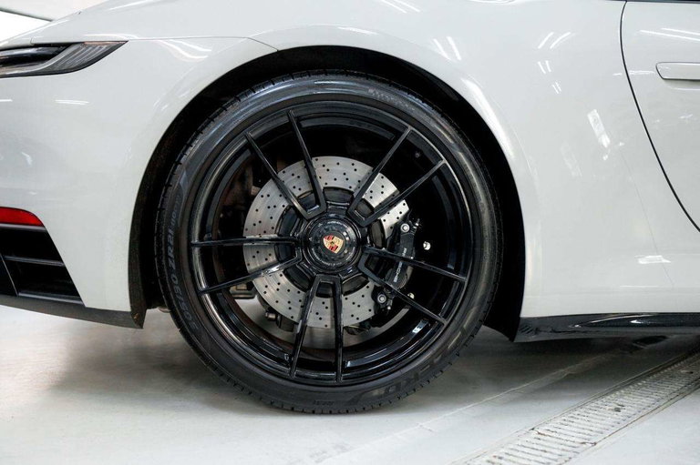 Porsche 992 Carrera 4 GTS