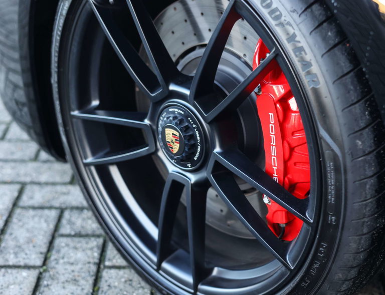 Porsche 992 Carrera 4 GTS