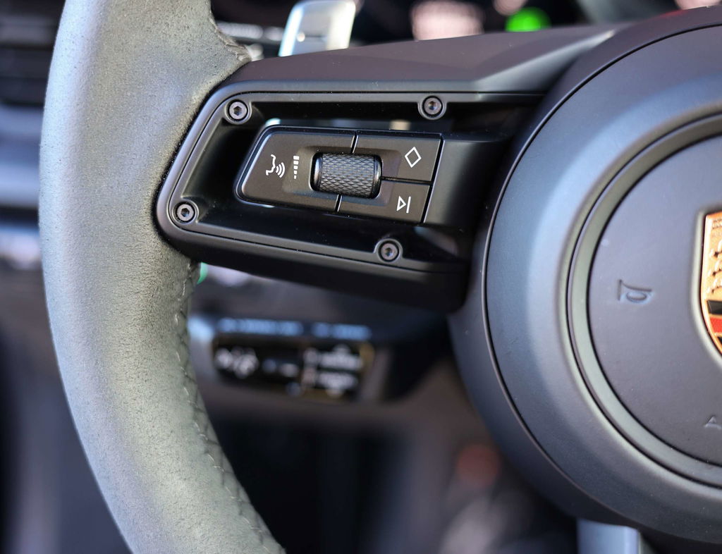 Porsche 992 Carrera 4 GTS