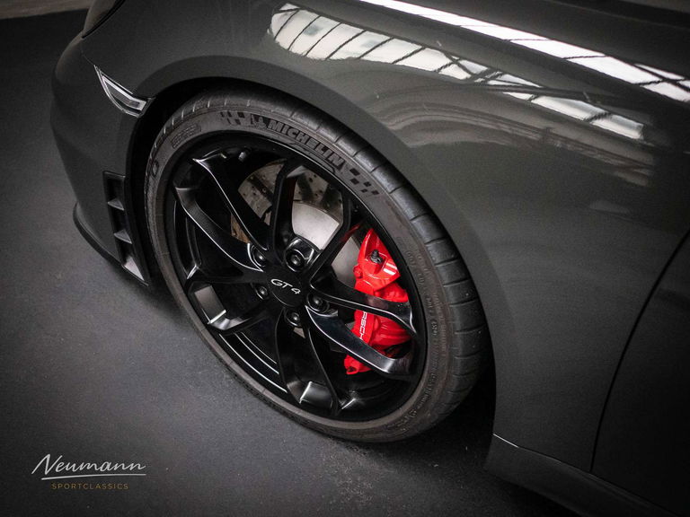 Porsche 718 Cayman GT4