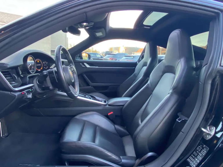 Porsche 992 Carrera 4