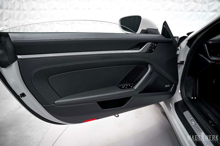 Porsche 992 Carrera 4