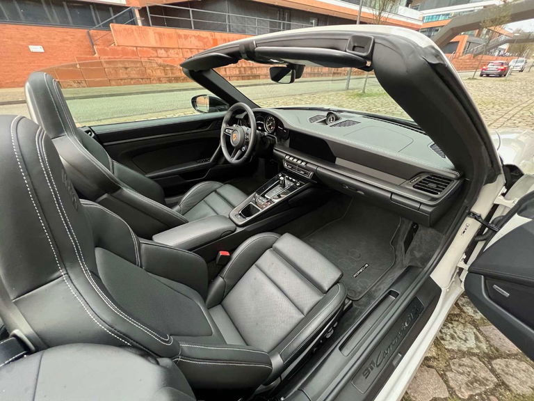 Porsche 992 Carrera 4 GTS