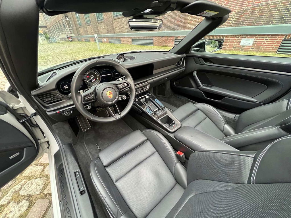 Porsche 992 Carrera 4 GTS