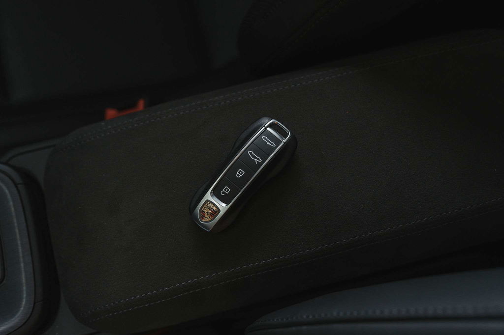 Porsche 992 Carrera 4 GTS