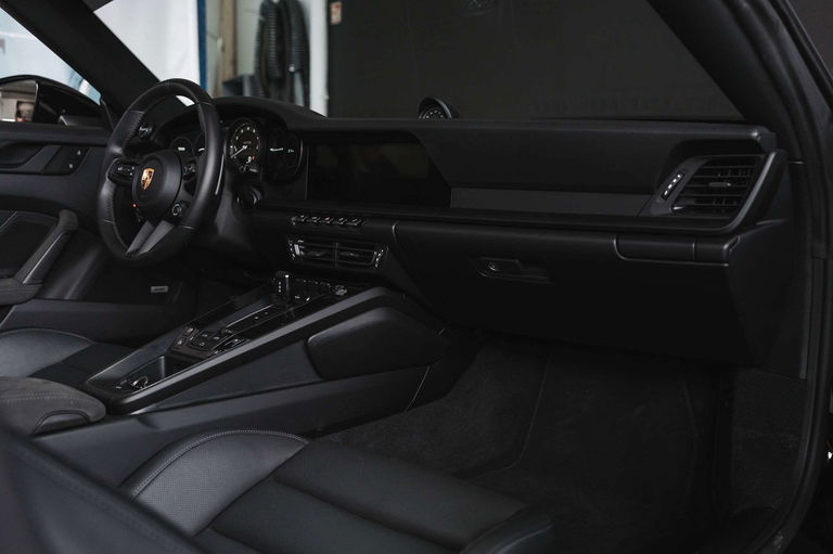 Porsche 992 Carrera 4 GTS