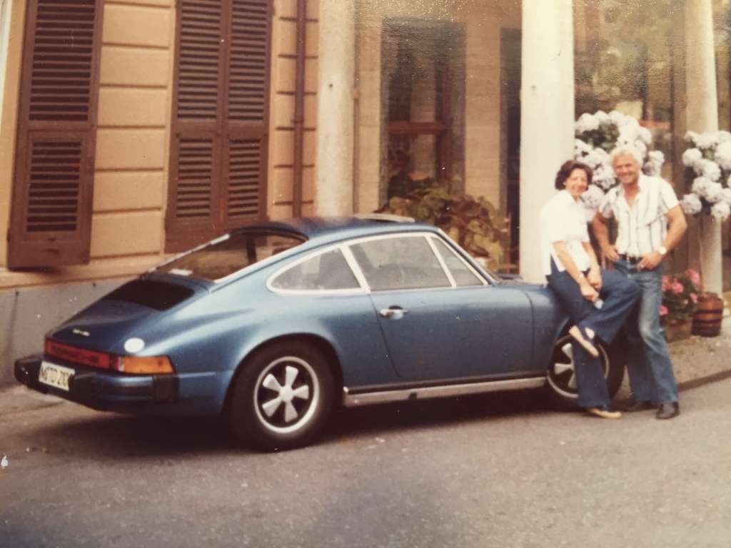 Tibor Simai Eltern vor Porsche 911 E