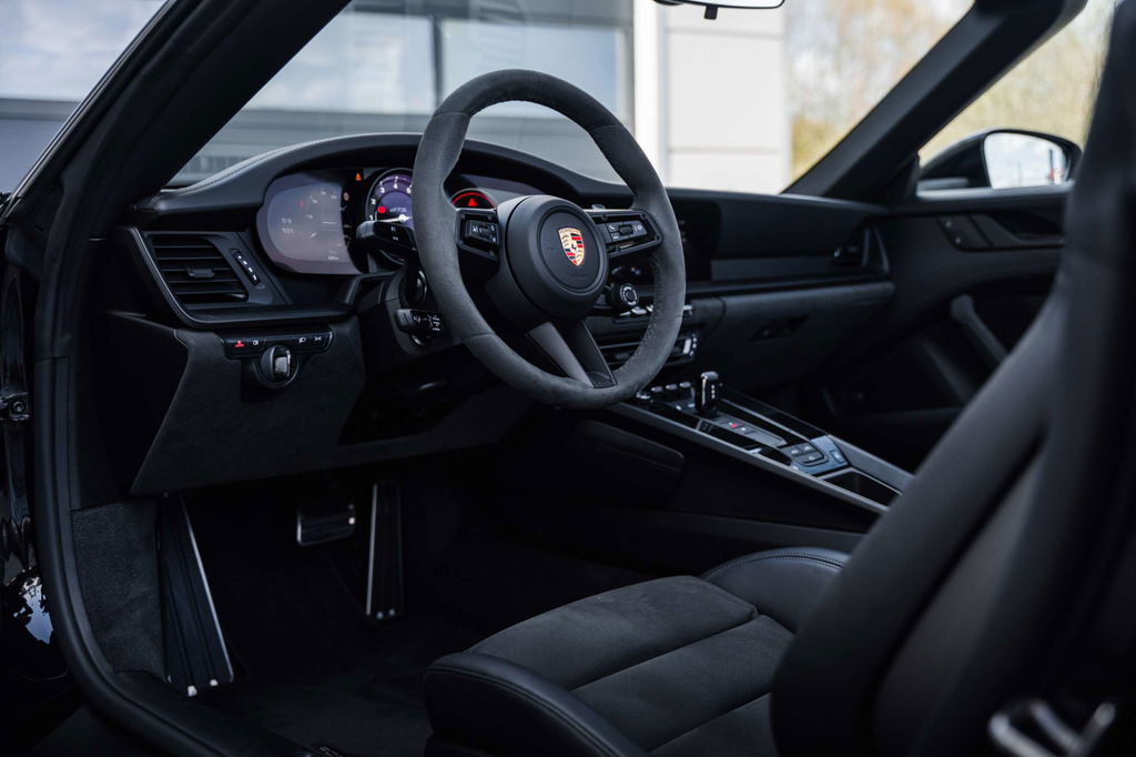 Porsche 992 Carrera 4 GTS