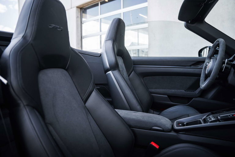 Porsche 992 Carrera 4 GTS