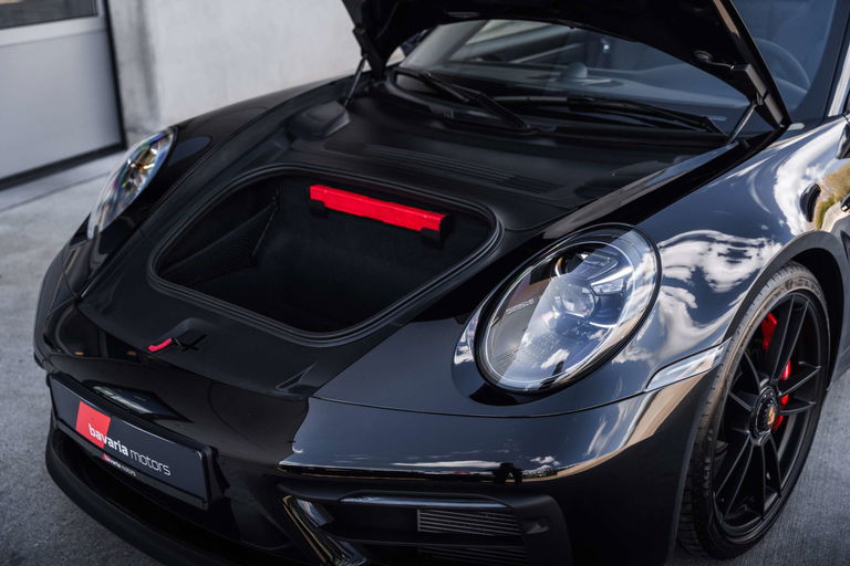 Porsche 992 Carrera 4 GTS