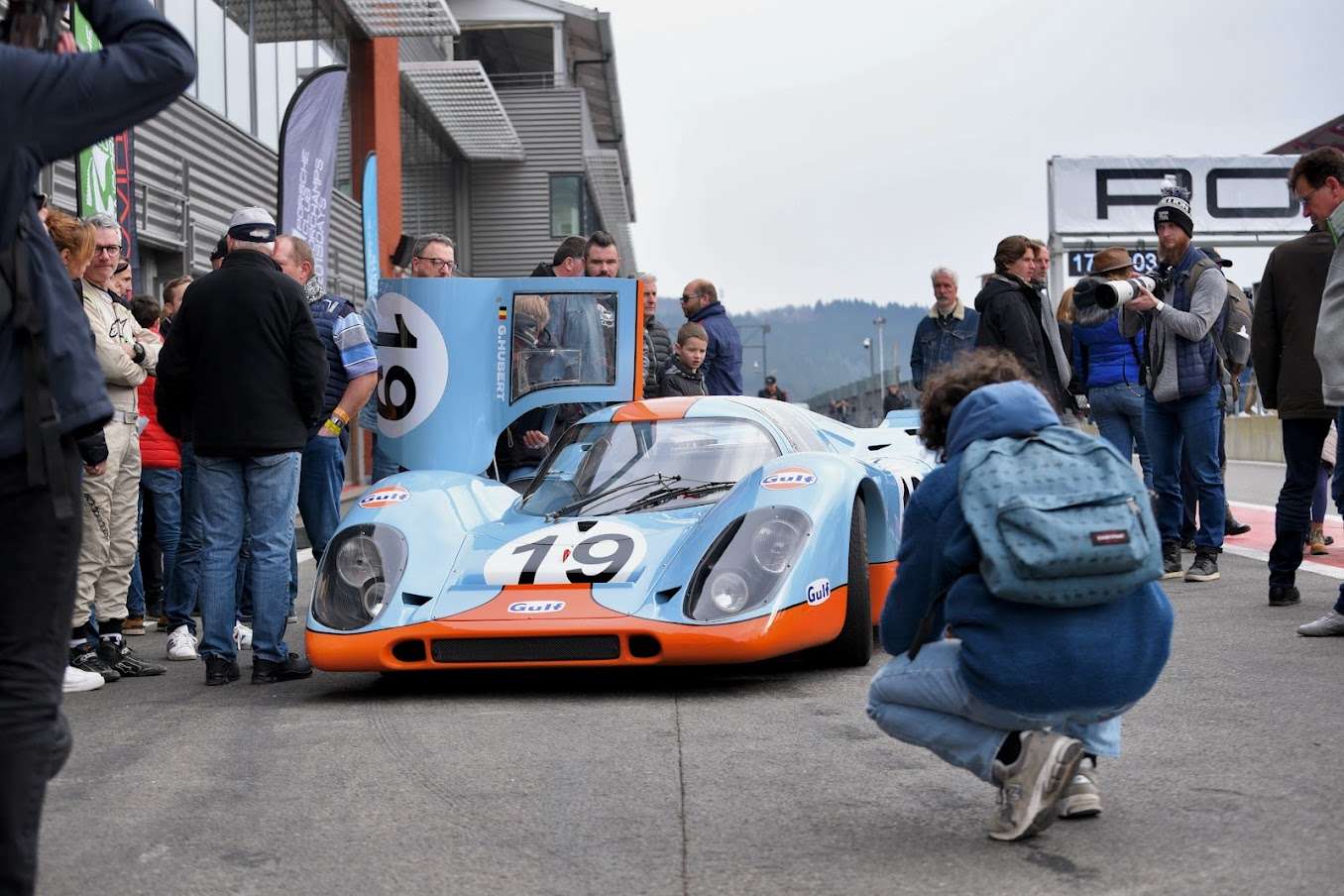 A lap around Spa with 800 Porsche sports cars - elferspot.com