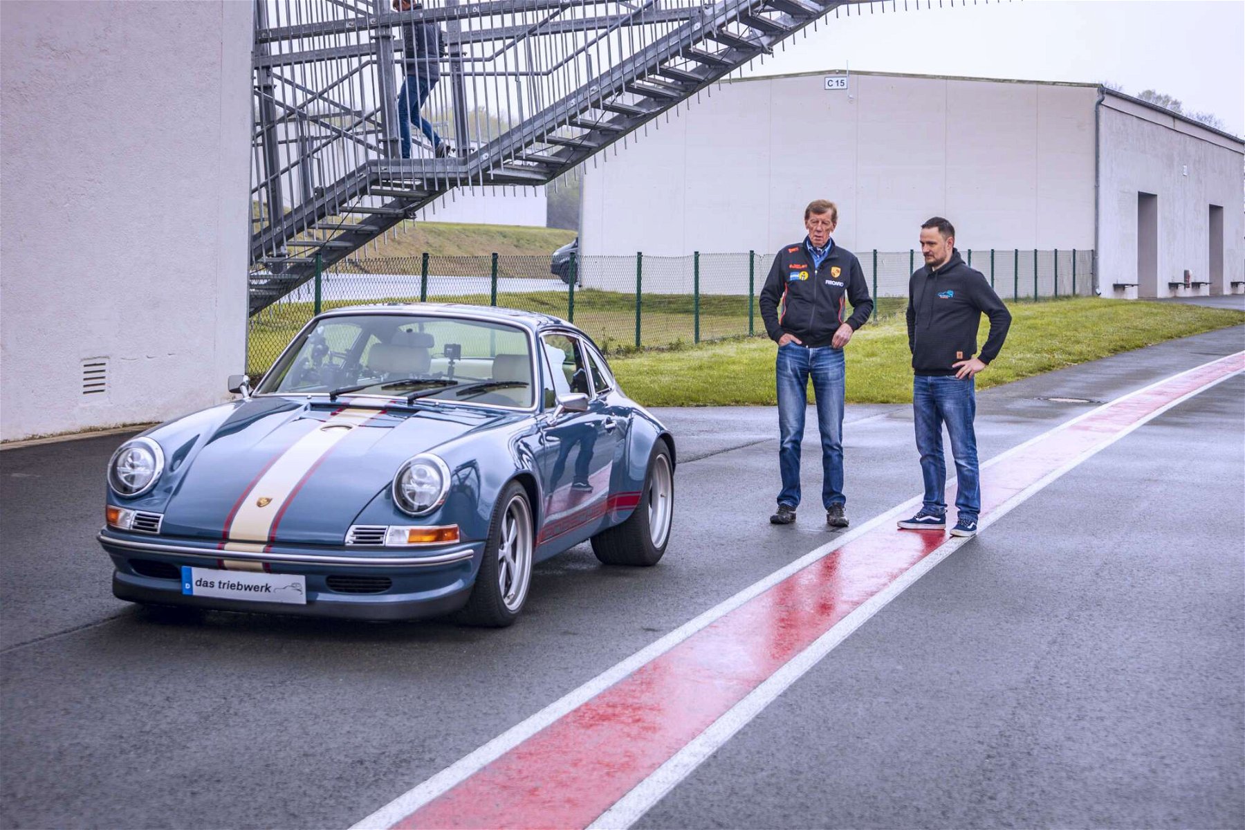 Walter Röhrl & Christian Wilms next to Porsche 911 Backdate from Das Triebwerk