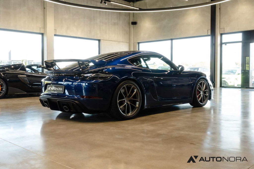 Porsche 718 Cayman GT4