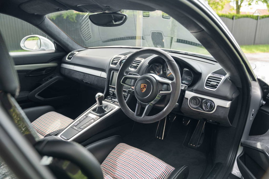 Porsche 981 Cayman GT4