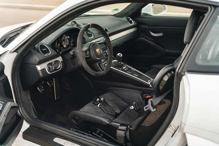 Porsche 718 Cayman GT4