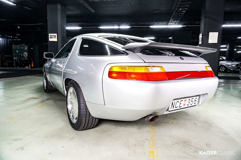 Porsche 928 S4