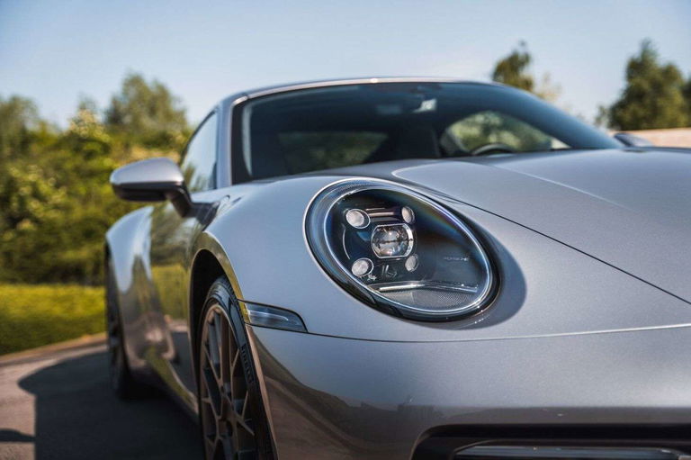 Porsche 992 Carrera 4