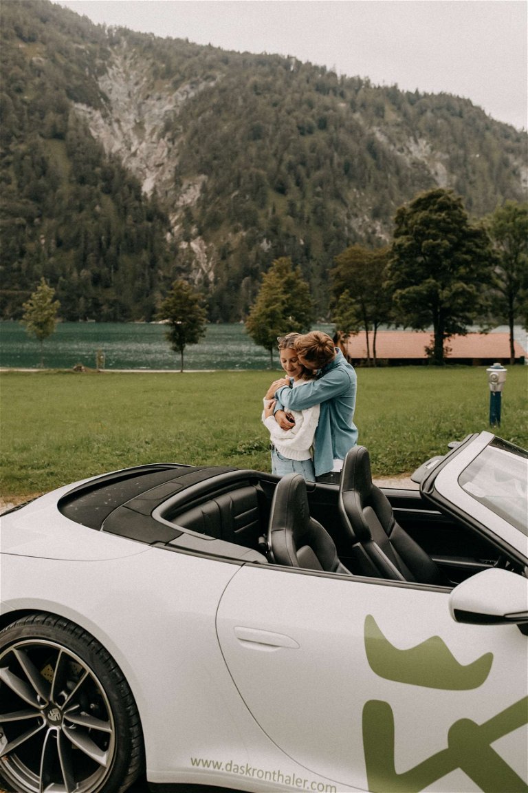 Couple in front of Porsche - Porsche & Genuss Kronthaler