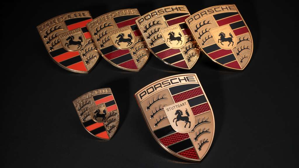 Die unterschiedlichen Versionen des Porsche Wappens