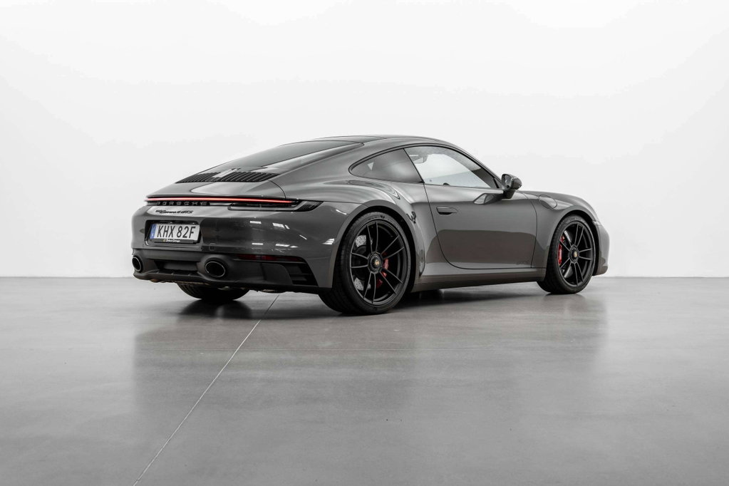 Porsche 992 Carrera 4 GTS
