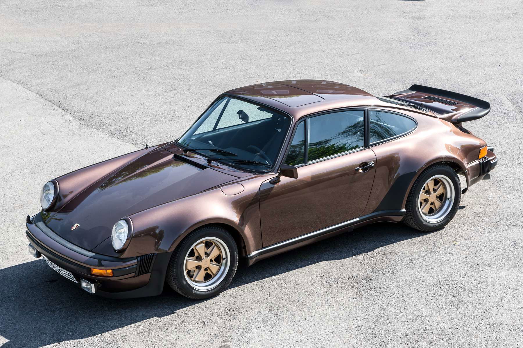 Узнайте о фирменных особенностях дизайна: широкий задний кузов и заднее крыло «плавник»