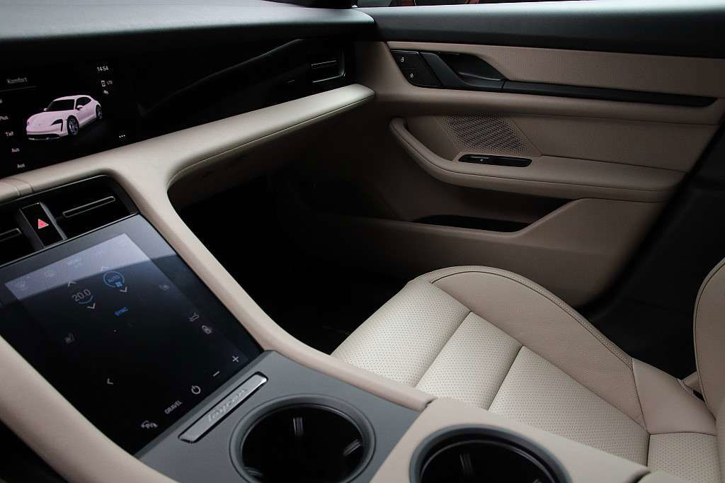 Porsche Taycan 4 Cross Turismo