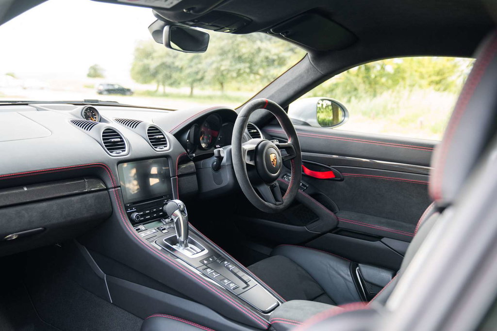 Porsche 718 Cayman GT4