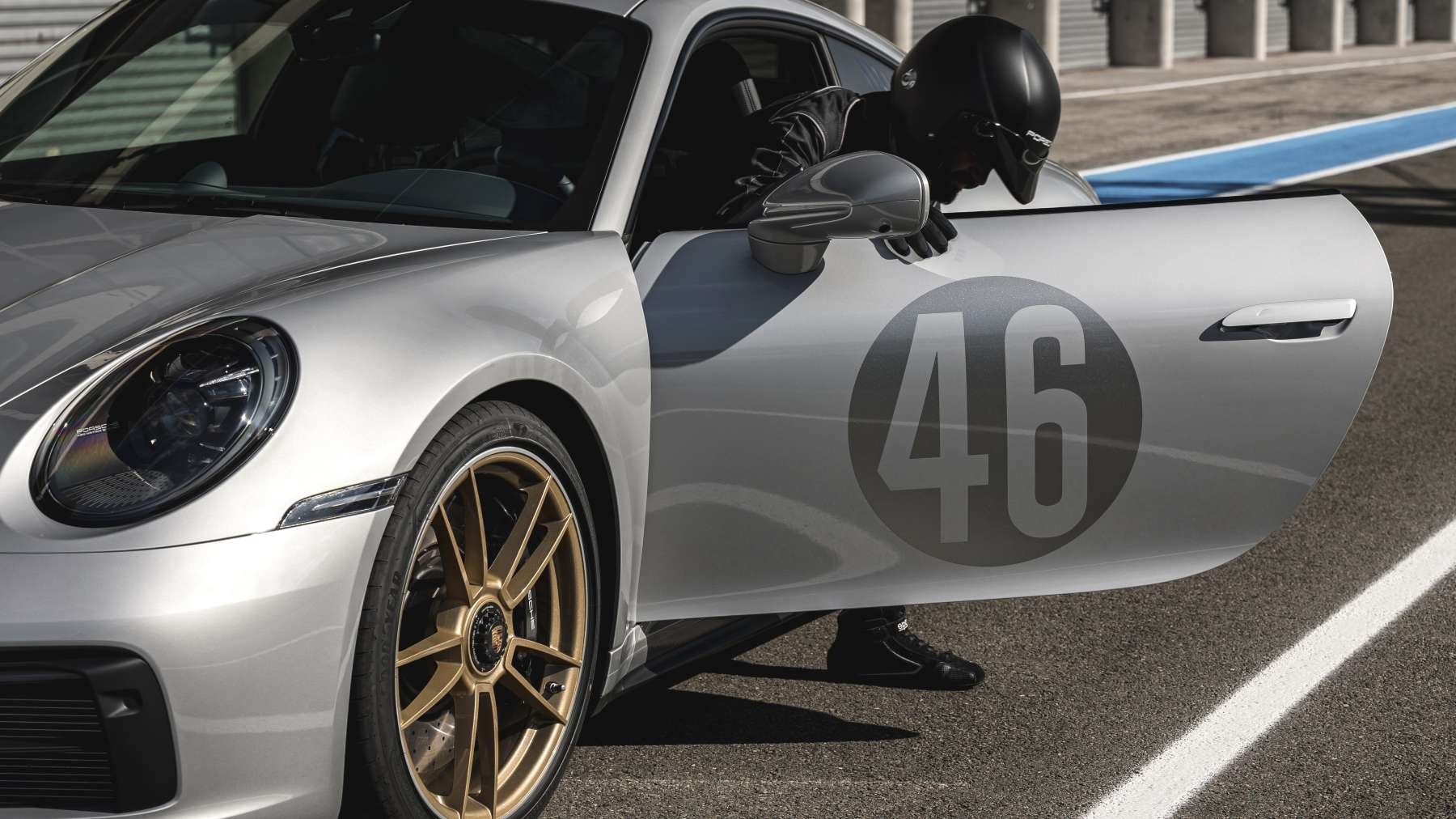 Porsche 911 Carrera GTS Le Mans Centenaire Edition mit offener Tür