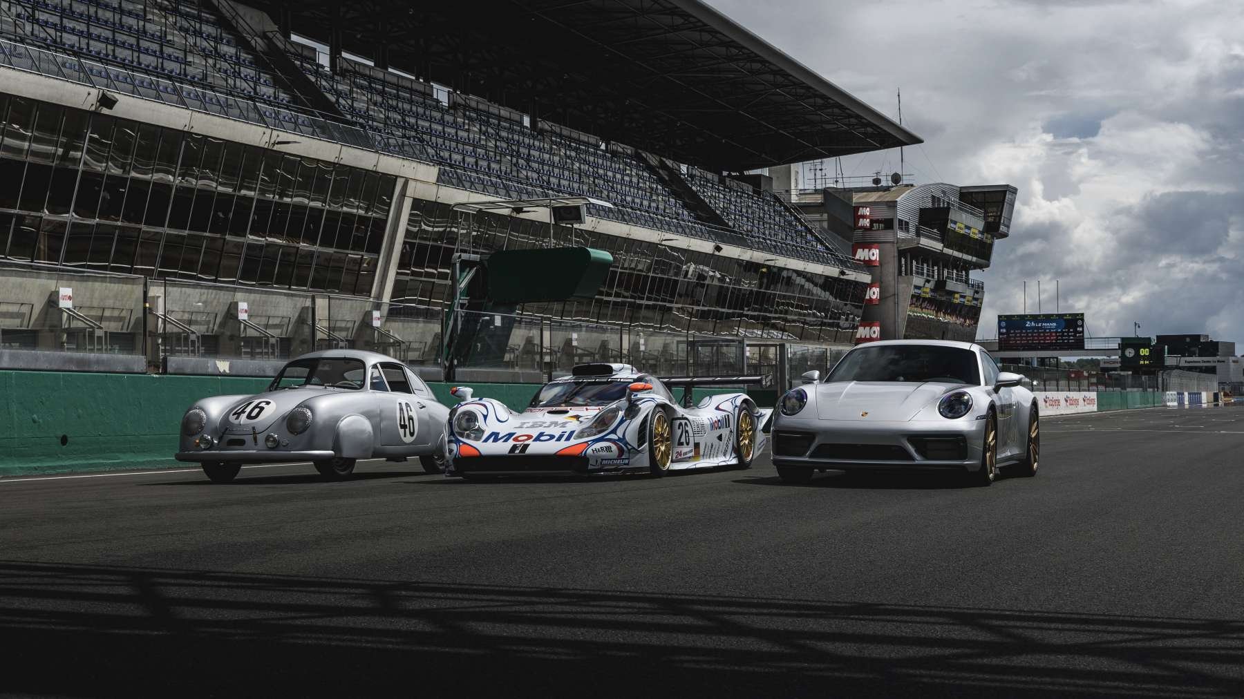 Porsche 356 SL, Porsche 911 GT1 '98 & Porsche 911 Carrera GTS Le Mans Centenaire Edition vor der Haupttribüne in Le Mans