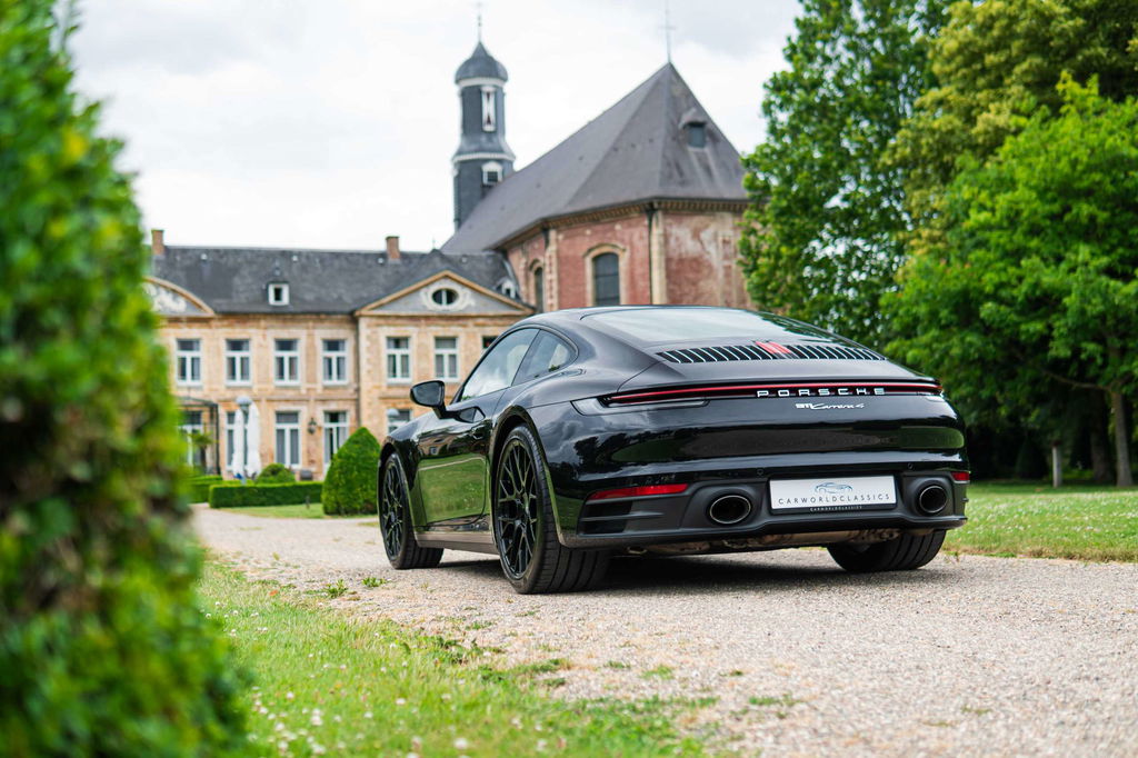Porsche 992 Carrera 4