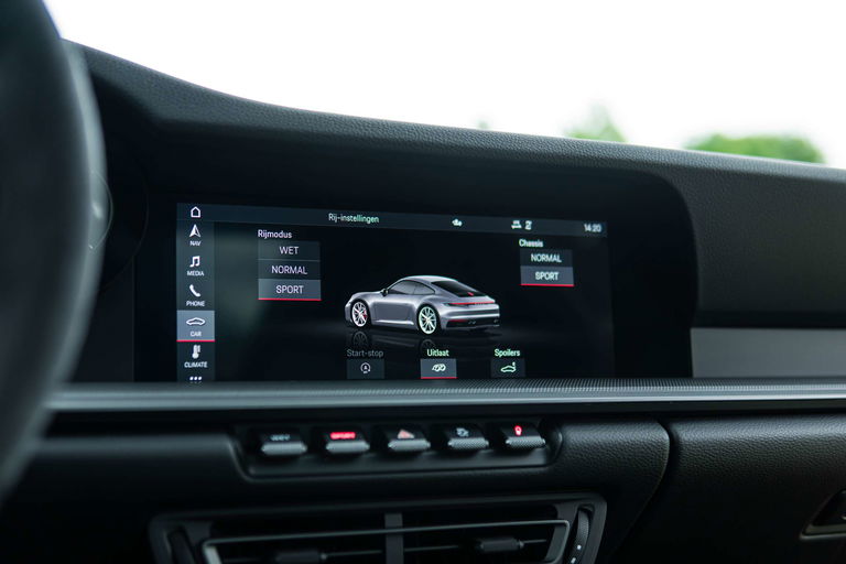 Porsche 992 Carrera 4