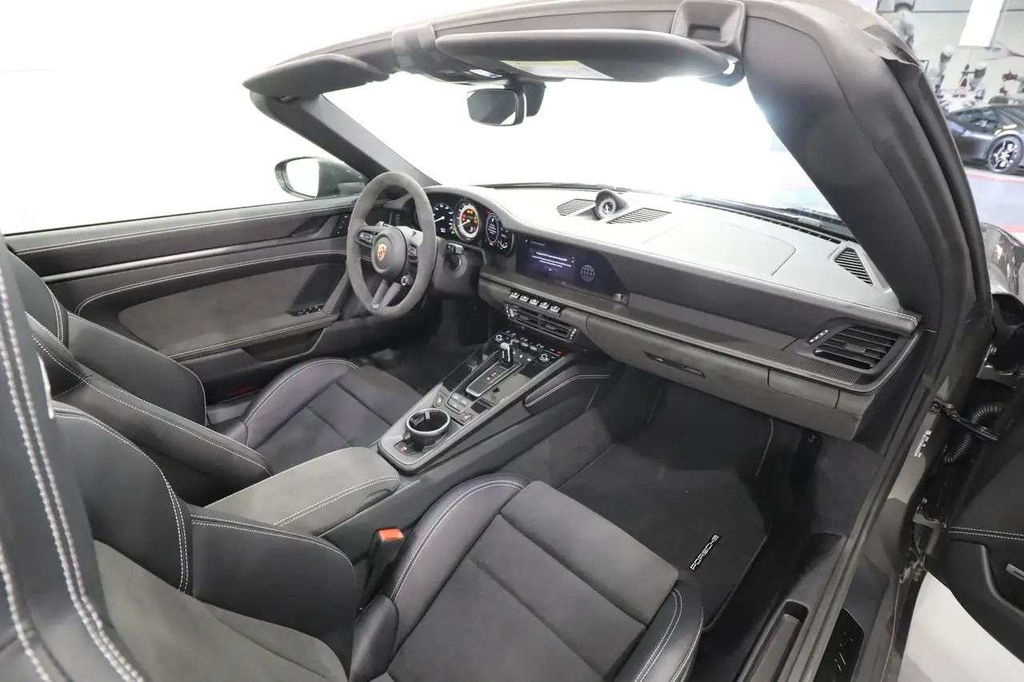 Porsche 992 Carrera 4 GTS