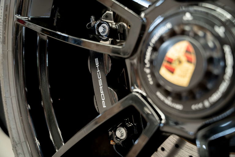 Porsche 992 Carrera 4 GTS