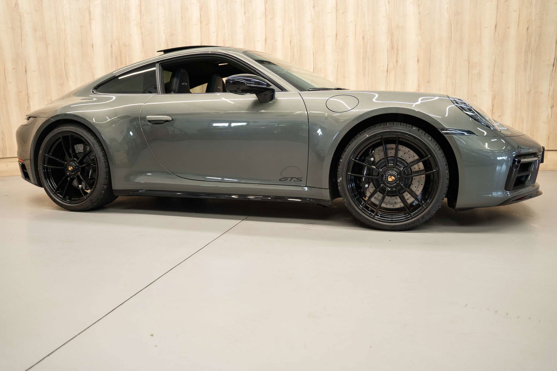 Porsche 992 Carrera 4 GTS 2022 - elferspot.com - Marketplace