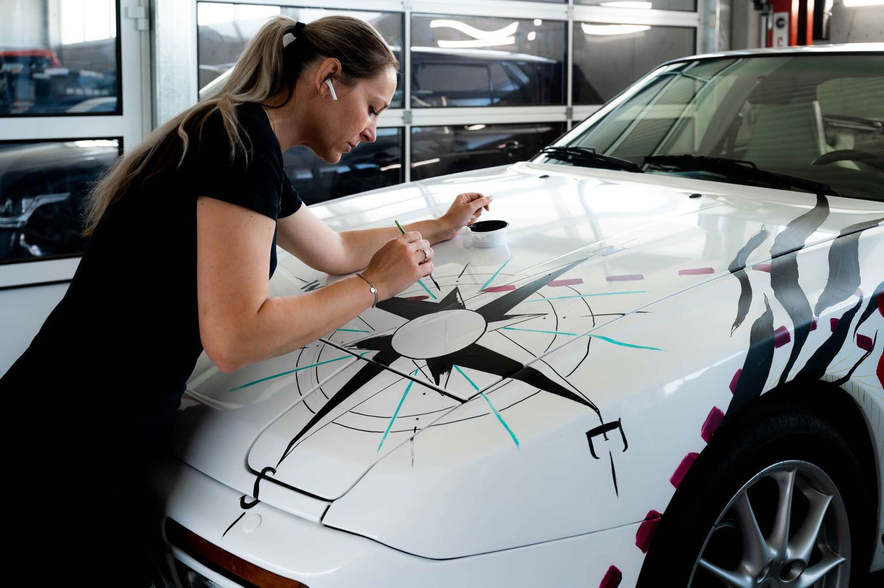 Romana Hirschvogl bemalt Porsche 944