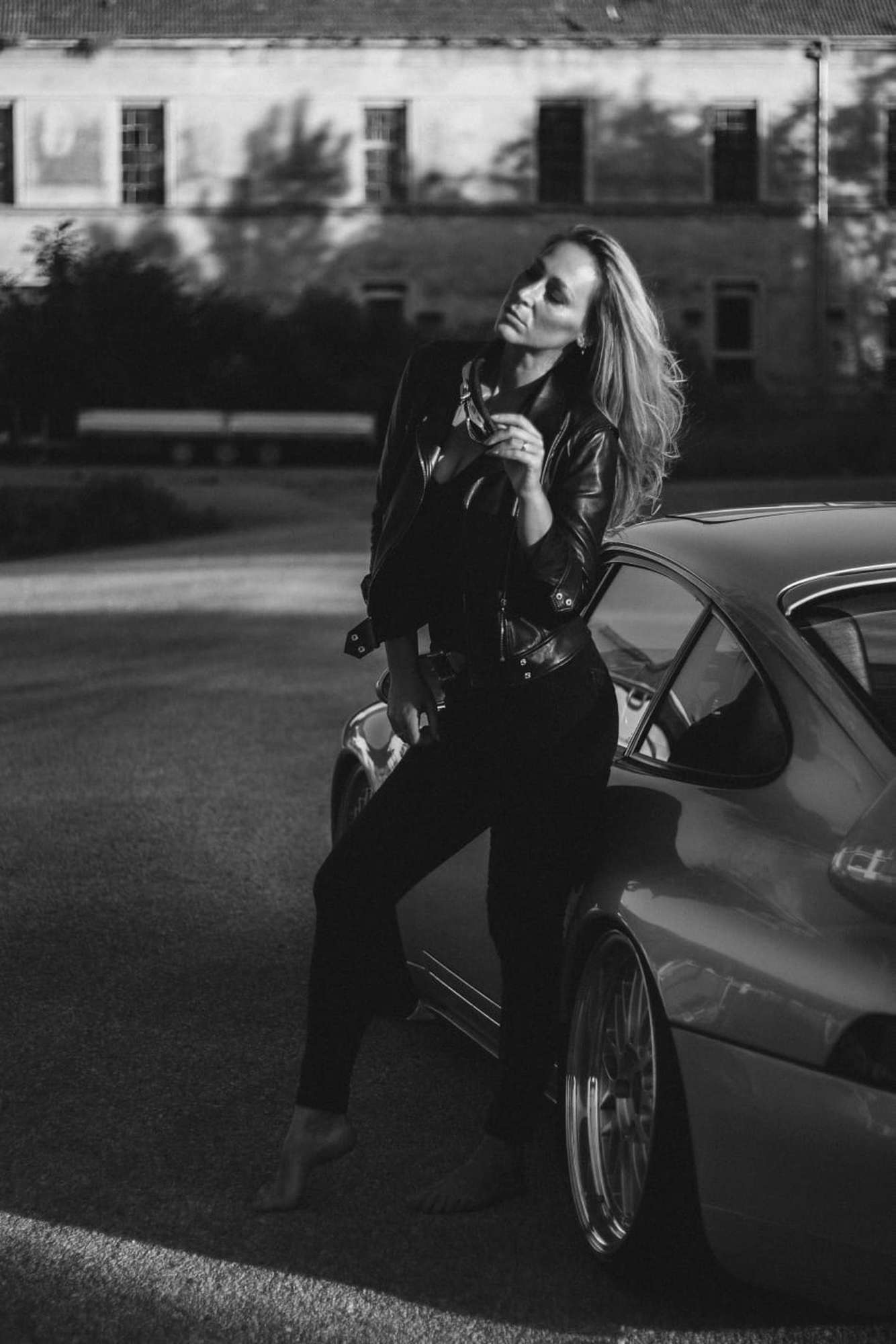 schwarz/weiß Foto Romana Hirschvogl neben Porsche 993 Carrera 4S