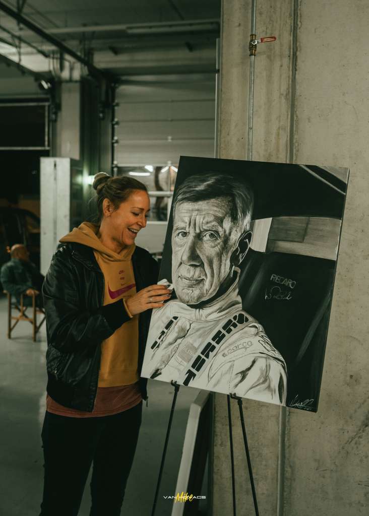 Romana Hirschvogl neben Portrait von Walter Röhrl