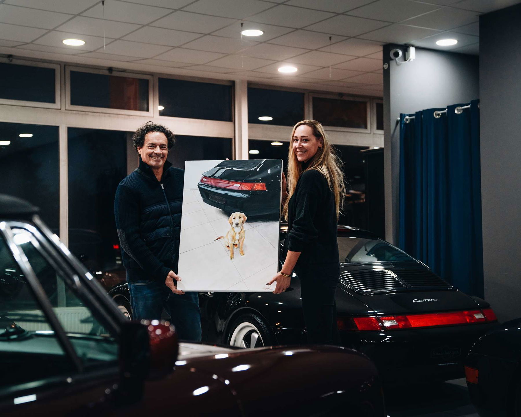 Kris Rosenberger bekommt Bild von seinem Porsche mit seinem Hund davor von Romana Hirschvogl (ohmydeer1401)