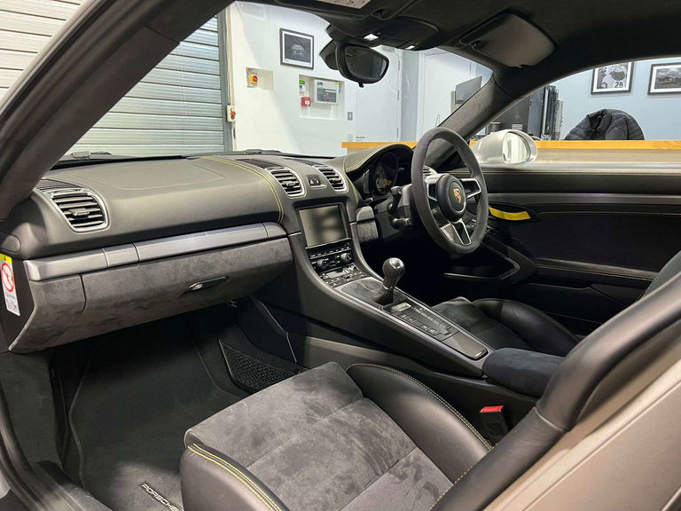 Porsche 981 Cayman GT4