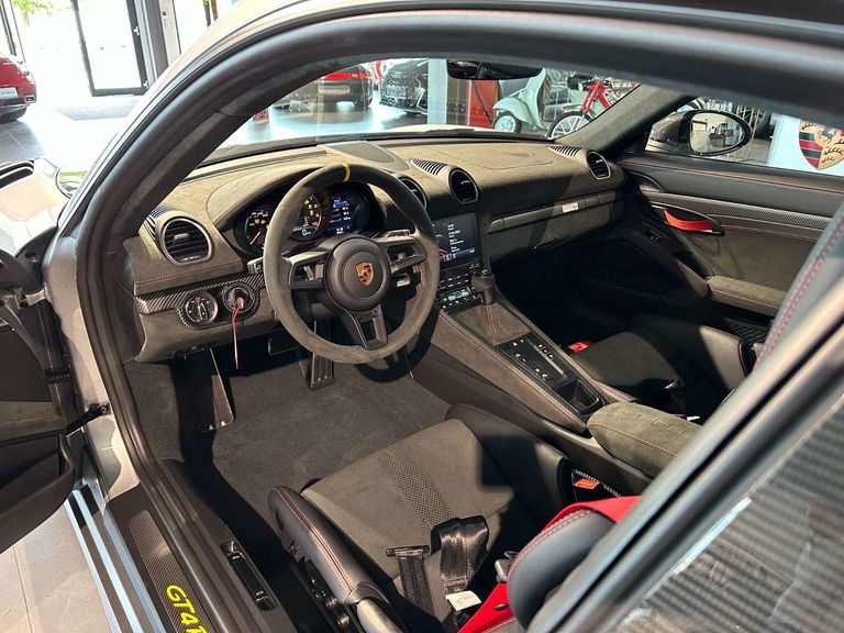 Porsche 718 Cayman GT4 RS