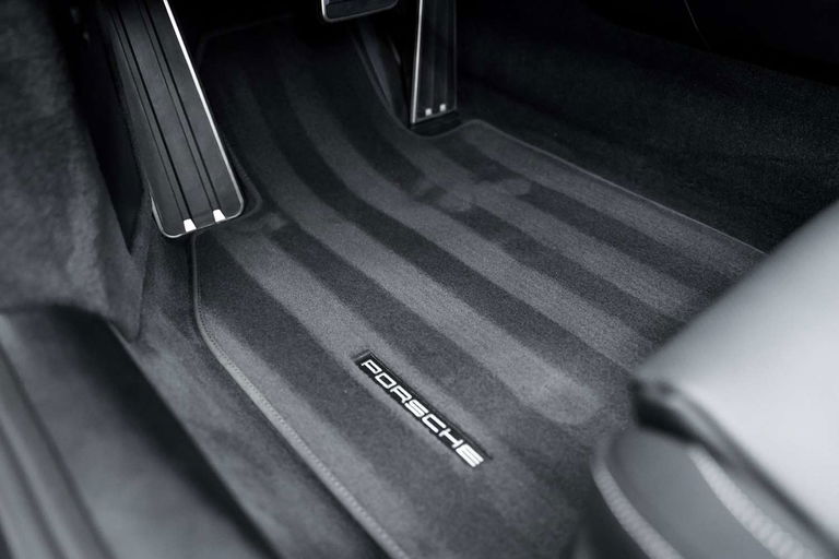 Porsche 992 Carrera 4 GTS