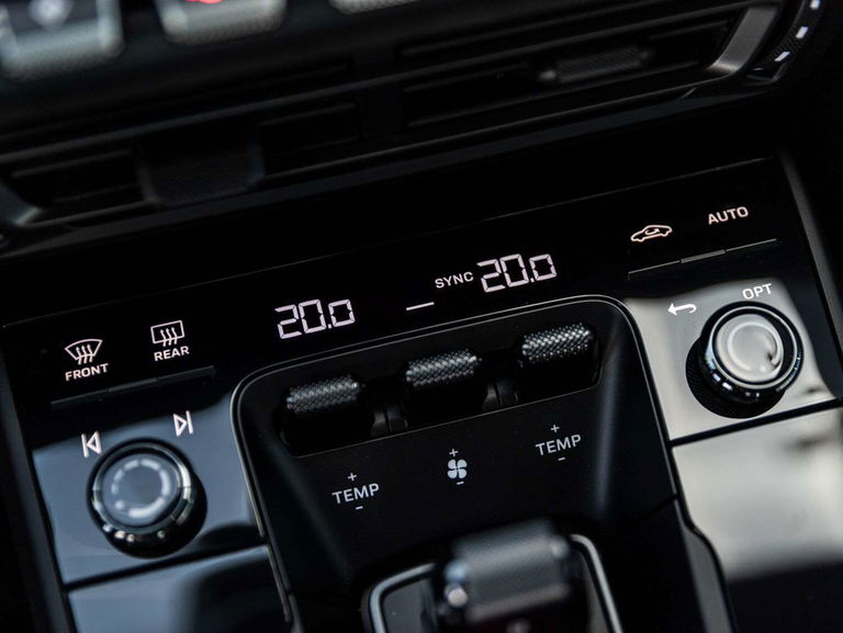 Porsche 992 Carrera 4 GTS