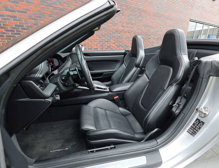 Porsche 992 Carrera 4