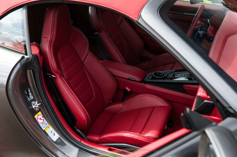 Porsche 992 Carrera 4 GTS