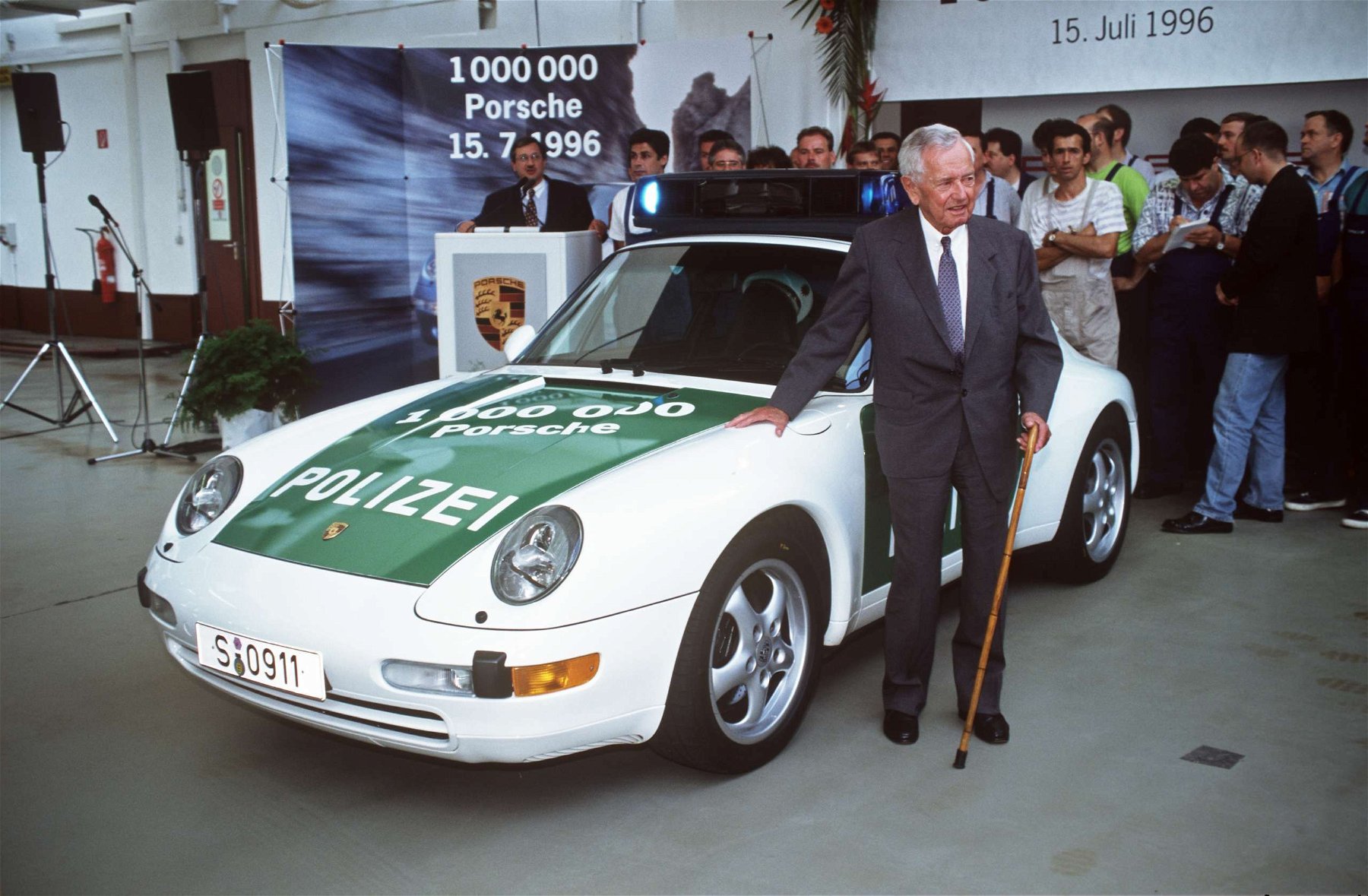 Ferry Porsche vor dem Fahrzeug Nummer 1000000 aus dem Hause Porsche am 15.07.1996
