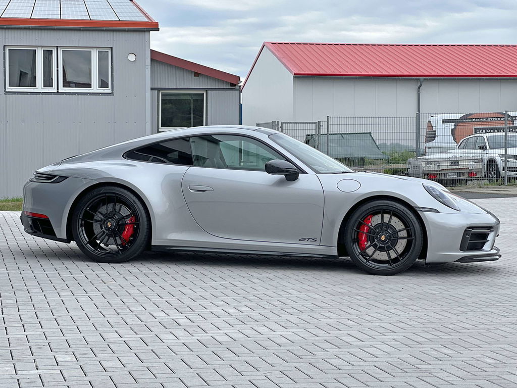 Porsche 992 Carrera 4 GTS