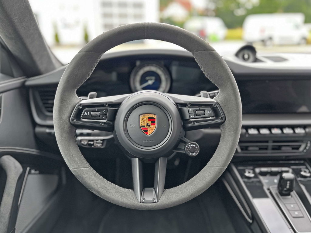 Porsche 992 Carrera 4 GTS