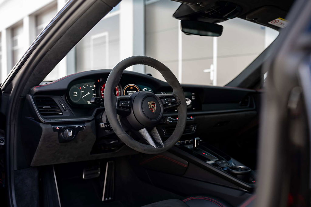 Porsche 992 Carrera 4 GTS